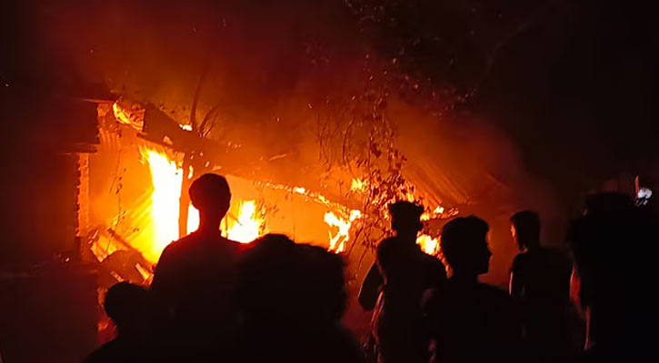 শিশুটির দাফন সম্পন্ন, আসামিদের বাড়িতে ক্ষুব্ধ জনতার আগুন