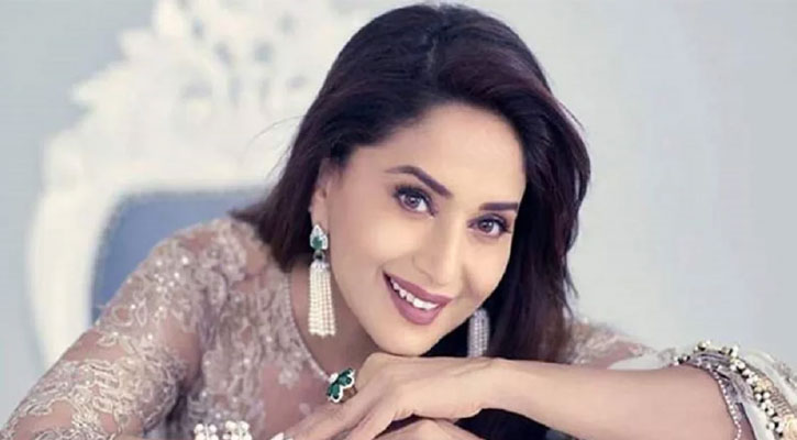 ‘মাধুরী দীক্ষিত দ্বিতীয় শ্রেণির তারকা’