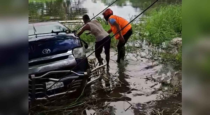 নিয়ন্ত্রণ হারিয়ে মাইক্রোবাস খালে, একই পরিবারের ৭ জন নিহত