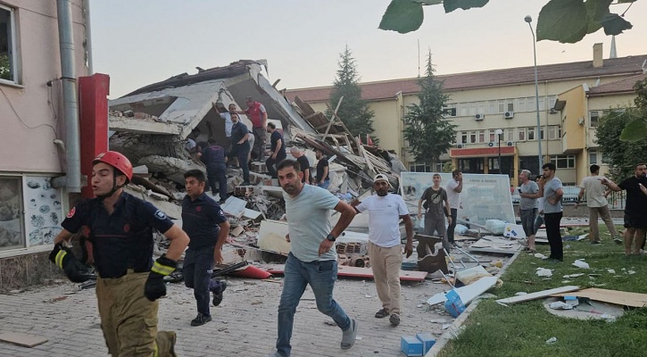 তুরস্কে ৬.১ মাত্রার ভূমিকম্প, ধসে পড়েছে একাধিক ভবন