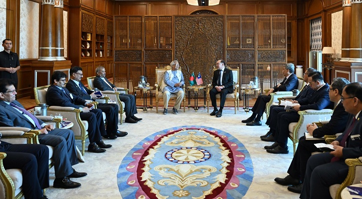 মালয়েশিয়ার প্রধানমন্ত্রীর সঙ্গে দ্বিপক্ষীয় বৈঠকে ড. ইউনূস