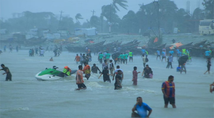 বৈরী আবহাওয়ায়ও পর্যটকদের মিললমেলায় কুয়াকাটা সৈকত