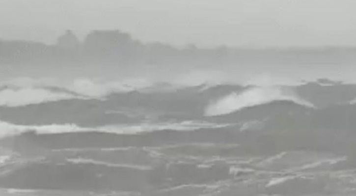 ভারতে আঘাত হেনেছে ঘূর্ণিঝড় ‘মন্থা’, তীব্র বৃষ্টি, ঝড়ো হাওয়া ও জলোচ্ছ্বাস