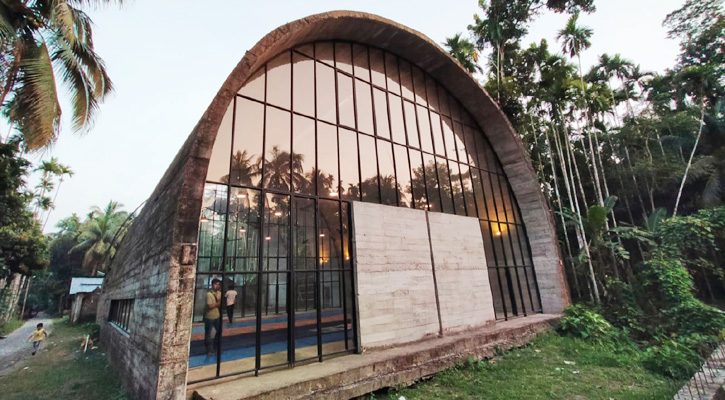 সবুজের মাঝে মনোমুগ্ধকর ‘বাইতুল মামুর মসজিদ’