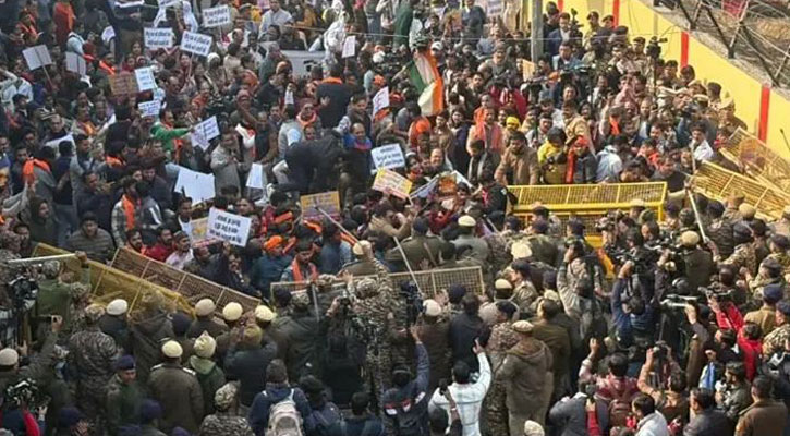 ভারতে বাংলাদেশ হাইকমিশনের ২ ব্যারিকেড ভাঙলো বিক্ষোভকারীরা