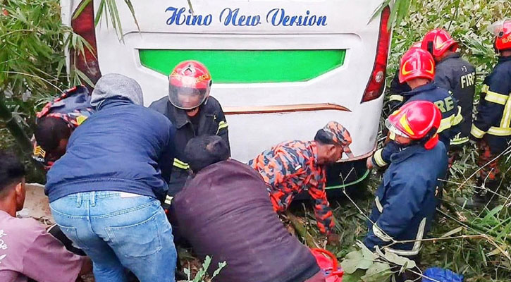 ঢাকা–বরিশাল মহাসড়কে ভয়াবহ দুর্ঘটনায় ৬ জনের মৃত্যু