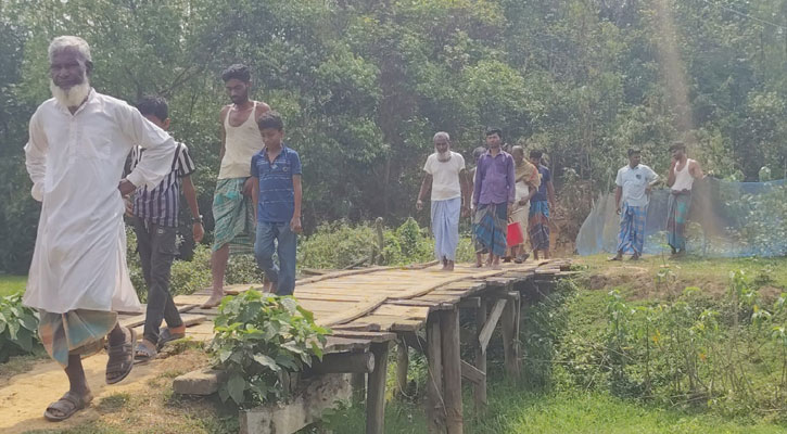 ঝুঁকিপূর্ণ কাঠের সেতুর ওপর ভরসা পাঁচ গ্রামের মানুষ