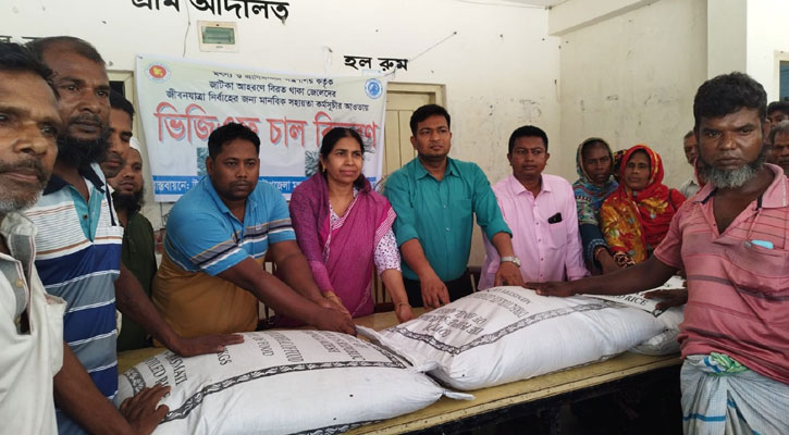 জাটকা আহরণে বিরত জেলেদের মাঝে ভিজিএফের চাল বিতরণ