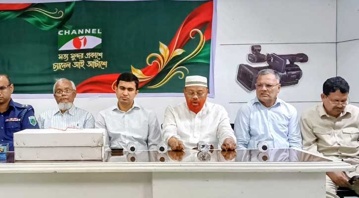 জ্যেষ্ঠদের সম্মানে আসন ছেড়ে এক পাশে বসলেন এমপি শিমুল বিশ্বাস