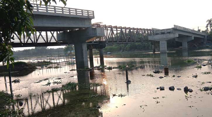 সাত মাস ধরে বন্ধ সেতুর নির্মাণ কাজ, দুর্ভোগে হাজারো মানুষ