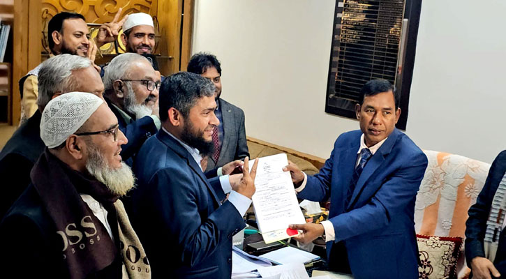 জুলাই যোদ্ধাদের নিয়ে মনোনয়ন জমা দিলেন ডা. খালিদুজ্জামান