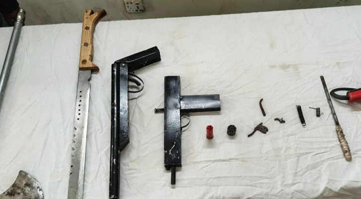 পাবনায় অস্ত্র, গুলি ও সরঞ্জামসহ ‍‍`কিলার জাহিদ‍‍` গ্রেপ্তার