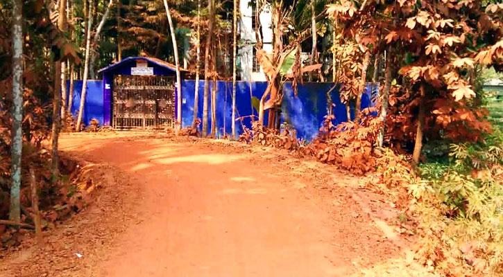 অসমাপ্ত সড়কে ধুলা–বালুর দুর্ভোগে রাজাপুরের বাসিন্দারা