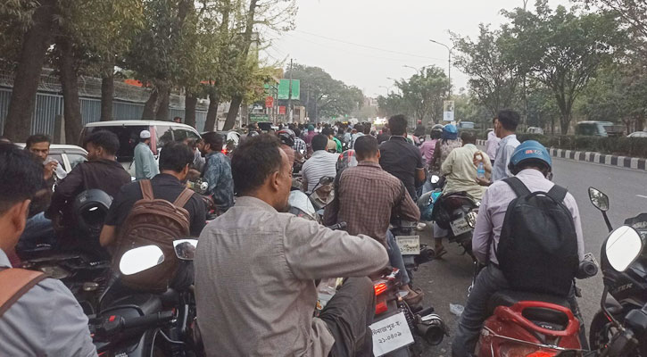 তেলের খোঁজে বাইকারদের ছুটাছুটি, পাম্পে দীর্ঘ লাইন