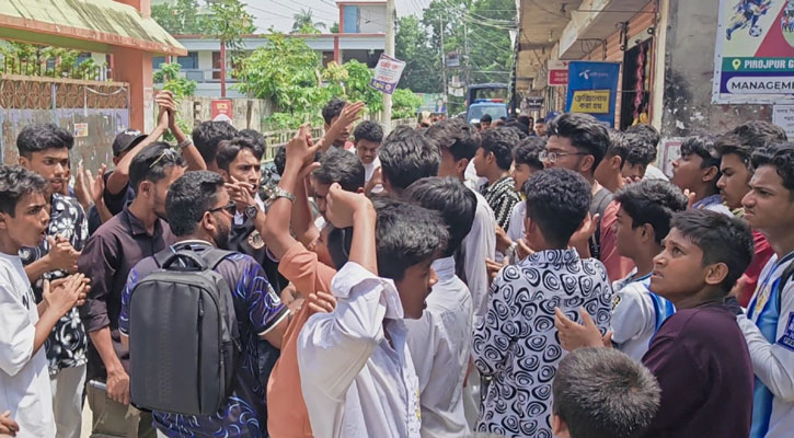 পিরোজপুরে ছাত্রীর শ্লীলতাহানির বিচারের দাবিতে শিক্ষার্থীদের বিক্ষোভ