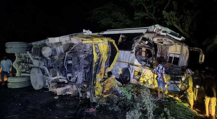 রূপপুরের রুশ নাগরিক বহনকারী বাস ট্রাকের সংঘর্ষে নিহত ১