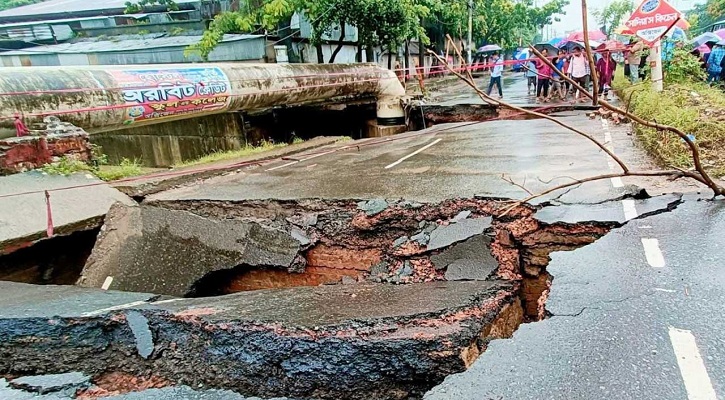 চট্টগ্রামে সেতু ভেঙে যোগাযোগব্যবস্থা বিপর্যস্ত