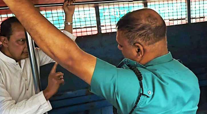 প্রিজন ভ্যানে দাঁড়িয়ে থাকা নিয়ে পুলিশের সঙ্গে বাগবিতণ্ডায় ইনু