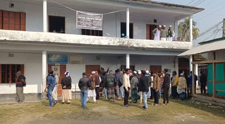 খালেদা জিয়াকে নিয়ে কটুক্তির অভিযোগে অধ্যক্ষের কক্ষে তালা দিয়ে বিক্ষোভ