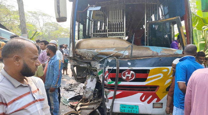 ঢাকা–বরিশাল মহাসড়কে বাস-মাইক্রোবাসের সংঘর্ষে নিহত ২