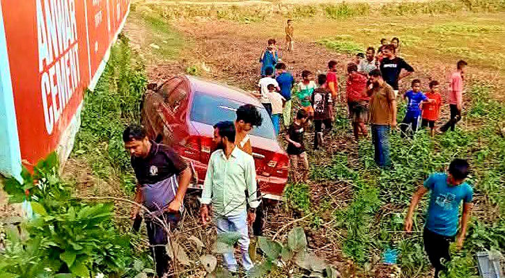 রাজাপুরে প্রাইভেট কার খাদে, দেড় বছরের শিশুর মৃত্যু