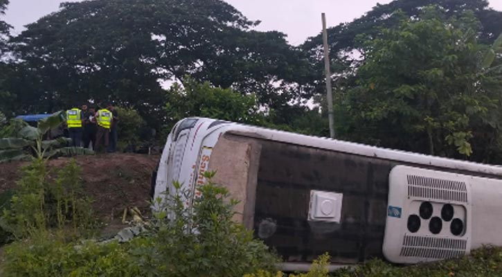 কুমিল্লায় মেডিকেল কলেজ শিক্ষার্থীদের বহনকারী বাস খাদে, আহত ২০