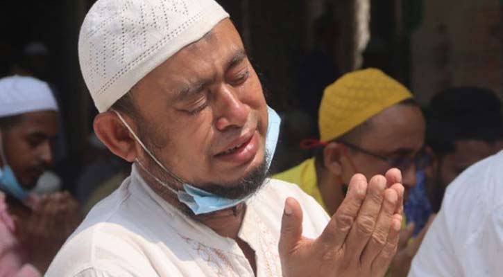 বিমান বিধ্বস্তে হতাহতের ঘটনায় আবেগাপ্লুত মুসল্লিরা