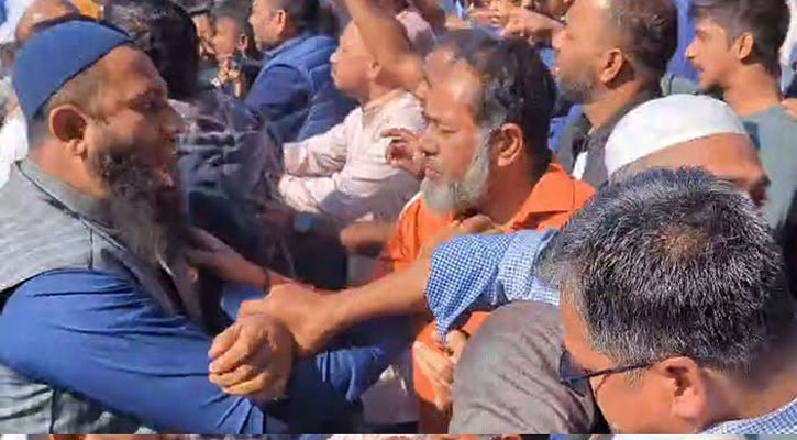 প্রশ্নেই উত্তাপ, টকশোর মঞ্চে জুতা প্রদর্শন ও ধস্তাধস্তি