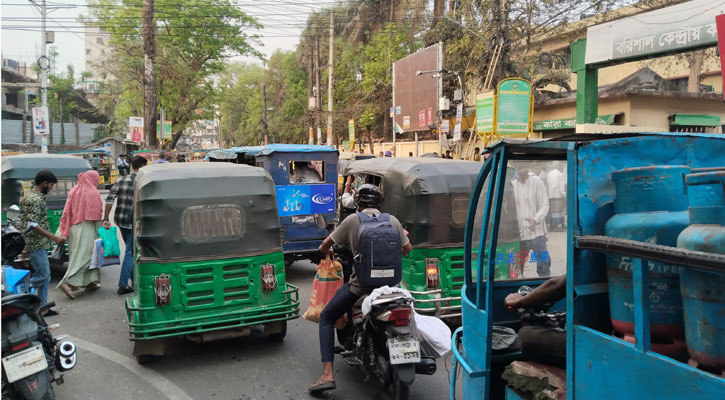 ঈদকে সামনে রেখে বরিশালে তীব্র যানজট, দুর্ভোগে নগরবাসী