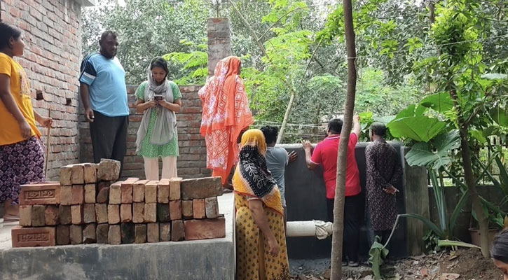 ডাস্টবিনের ময়লায় দুর্গন্ধে এসএসসি পরীক্ষার্থীর পড়ালেখায় বিঘ্ন