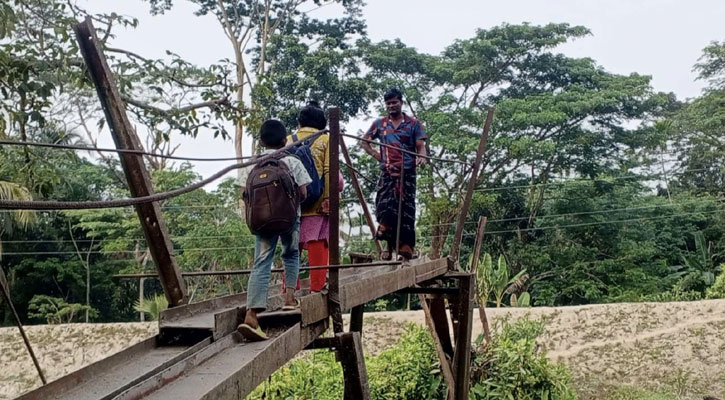 ৫ বছরেও শেষ হয়নি সেতুর কাজ, ভোগান্তিতে ৮ গ্রামের মানুষ 
