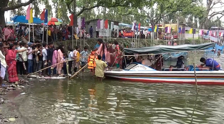 বৃষ্টি উপেক্ষা করে শতবছরের সিন্ধুরমতি মেলায় ভক্তদের ঢল