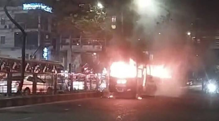 ধানমন্ডিতে ল্যাবএইড হাসপাতালের সামনে বাসে আগুন
