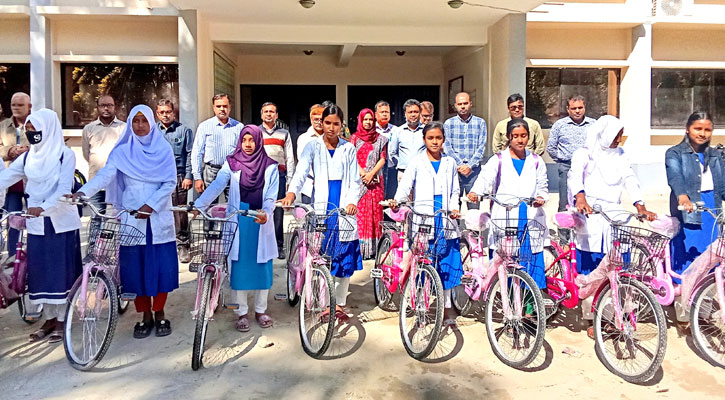 ফুলবাড়ীতে ১৬ মেধাবী শিক্ষার্থীর মাঝে বিনা মূল্যে সাইকেল বিতরণ