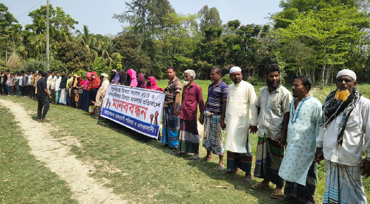 নোয়াখালীতে চার পরিবারের চলাচলের পথে বাধা, প্রতিবাদে মানববন্ধন