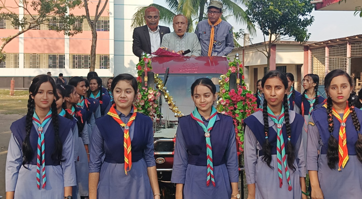 ফুল সজ্জিত গাড়িতে শিক্ষককে বাড়ি পৌঁছে দেয় শিক্ষার্থীরা 