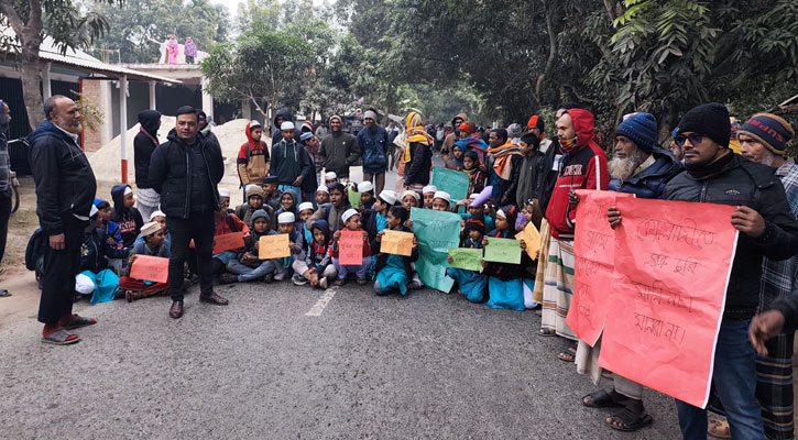 পাবনায় গরু চুরির প্রতিবাদে কৃষক ও খামারিদের রাস্তা অবরোধ