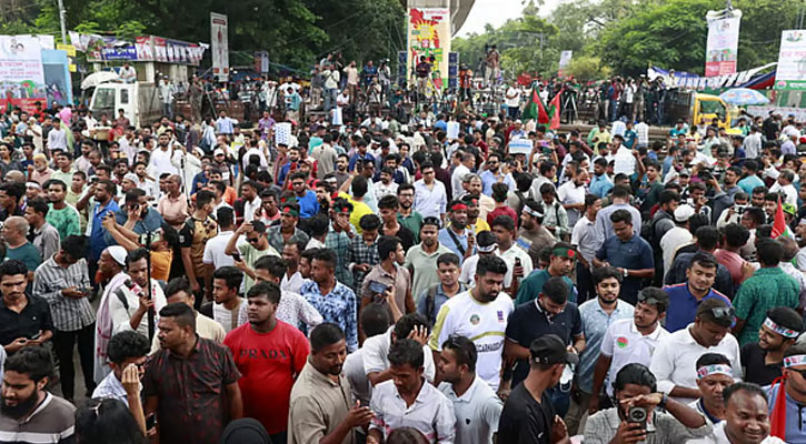 ছাত্রদলের সমাবেশে নেতাকর্মীদের ঢল, সড়কে জনদুর্ভোগ