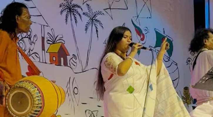 কুষ্টিয়ার জাতীয় লালন উৎসবে গাইলেন ঠাকুরগাঁওয়ের বাউল রুমা