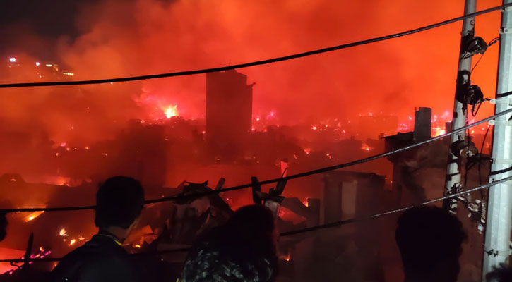 আগুনে রাজধানীর কড়াইল বস্তি ভস্মীভূত