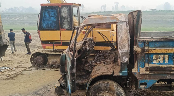 বগুড়ায় অবৈধ বালুমহাল নিয়ে আ’লীগের দুপক্ষের সংঘর্ষ, ট্রাকে আগুন