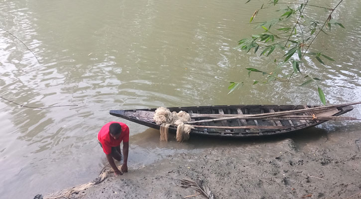 নিষিদ্ধ জালে চলছে ছোট মাছ নিধন, হুমকিতে মৎস্যসম্পদ