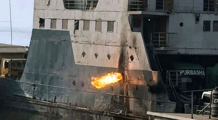 দৌলতদিয়ার ৪ নম্বর ফেরিঘাটে শাহ মখদুম ফেরিতে আগুন