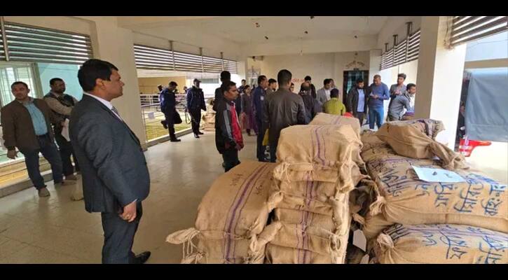 ফরিদপুরে নির্বাচনী এলাকায় যাচ্ছে ব্যালট পেপার