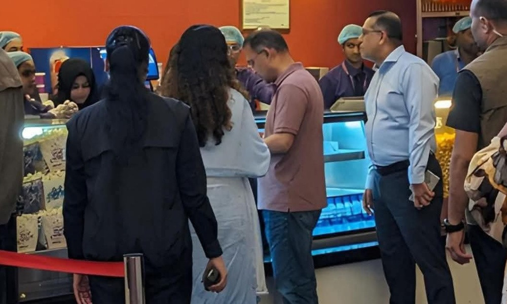 মেয়েকে সঙ্গে নিয়ে সিনেমা হলে প্রধানমন্ত্রী