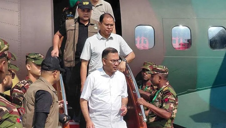 সৈয়দপুর বিমানবন্দরে প্রধানমন্ত্রীকে অভ্যর্থনা
