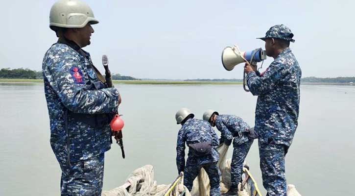 নৌবাহিনী ৫টি যুদ্ধজাহাজ নিয়ে মা ইলিশ সংরক্ষণ অভিযান