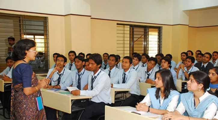 কথা রাখলেন শিক্ষকরা, ক্ষতি পুষাতে বন্ধের দিনেও নিচ্ছেন ক্লাস 