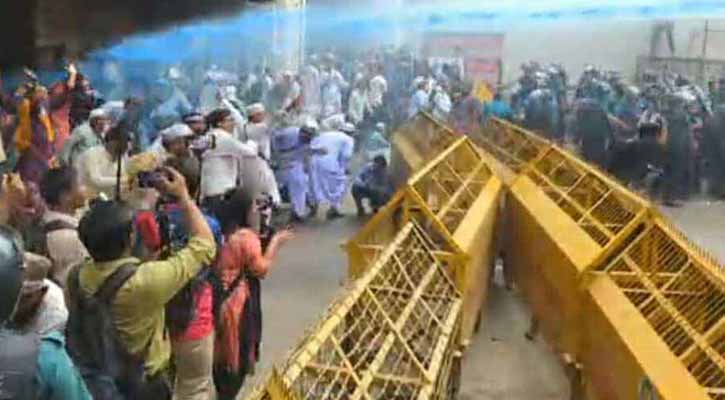 ইবতেদায়ি শিক্ষকদের জলকামান ও সাউন্ড গ্রেনেড ছুড়েছে পুলিশ