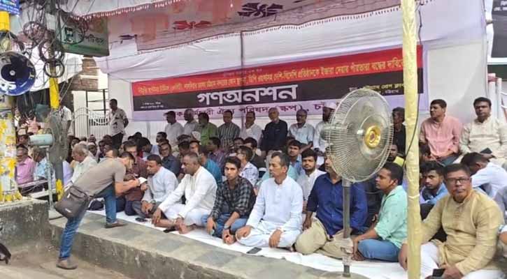 বিদেশিদের বন্দর দেওয়ার প্রতিবাদে শ্রমিকদের গণ-অনশন